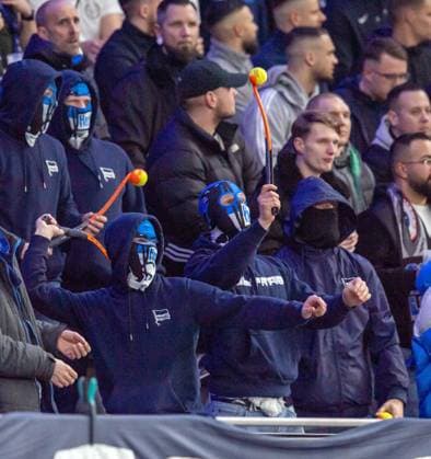 Fussball, Herren, Saison 2023 2024, 2. Bundesliga (22. Spieltag), Hertha BSC - 1. FC Magdeburg, Fans von ¦ protestieren gegen den potenziellen Investoren-Einstieg in die DFL mit Tennisbällen, 16.02. 2024,