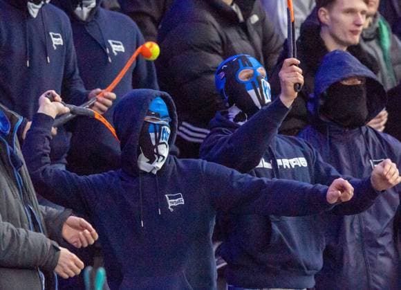Fussball, Herren, Saison 2023 2024, 2. Bundesliga (22. Spieltag), Hertha BSC - 1. FC Magdeburg, Fans von ¦ protestieren gegen den potenziellen Investoren-Einstieg in die DFL mit Tennisbällen, 16.02. 2024,