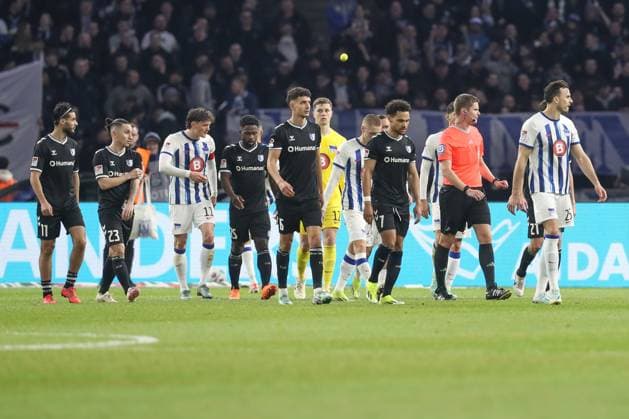 16.02.2024, xtgx, Fussball - 2.Bundesliga, Hertha BSC Berlin - 1.FC Magdeburg emspor, v.l. Beide Mannschaften werden vorzeitig in die Kabine geschickt aufgrund von Tennisbällen die gewurfen worden (DFL DFB REGULATIONS PROHIBIT ANY USE OF PHOTOGRAPHS as IMAGE SEQUENCES and or QUASI-VIDEO) Berlin