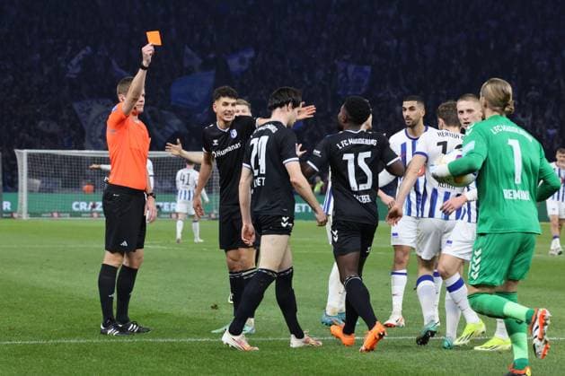 DEU, DFL, 2. FBL, Hertha BSC vs. 1.FC Magdeburg, 16.02.2024, Berliner Olympiastadion, Berlin, DEU, DFL, 2. FBL, Hertha BSC vs. 1.FC Magdeburg, im Bild rote Karte fuer Jean Hugonet (1.FC Magdeburg 24), Schiedsrichter Florian Exner DFL - regulations prohibit any use of Photographs as image sequences and or quasi-video Foto: Juergen Engler nordphoto GmbH