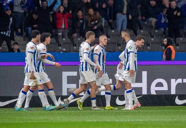 Fussball, Herren, Saison 2023 2024, 2. Bundesliga (22. Spieltag), Hertha BSC - 1. FC Magdeburg, v. l. Andreas Bouchalakis (Hertha BSC), Fabian Reese (Hertha BSC), Marton Dardai (Hertha BSC), Palko Dardai (Hertha BSC), Aymen Barkok (Hertha BSC), Pascal Klemens (Hertha BSC), Jubel nach Tor zum 2:1, 16.02. 2024,