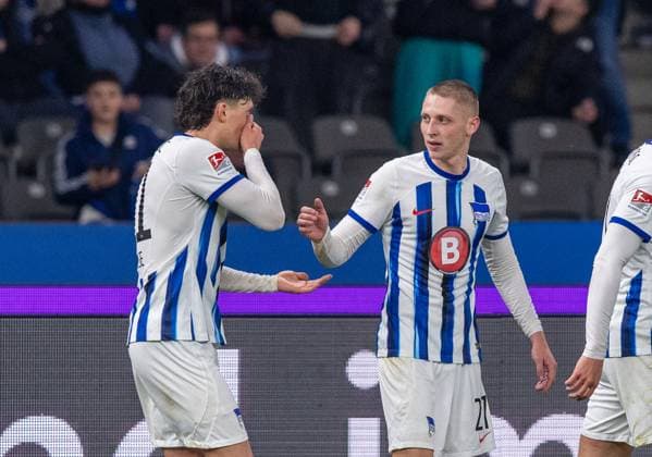 Fussball, Herren, Saison 2023 2024, 2. Bundesliga (22. Spieltag), Hertha BSC - 1. FC Magdeburg, v. l. Fabian Reese (Hertha BSC), Palko Dardai (Hertha BSC), Marton Dardai (Hertha BSC), Jubel nach Tor zum 2:1, 16.02. 2024,
