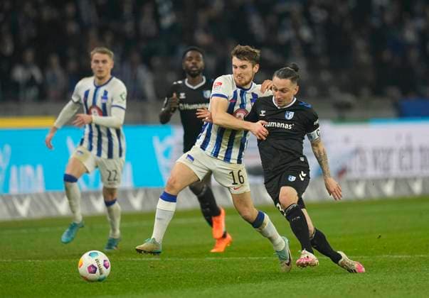 Germany, Berlin, 16.02.2024, Olympic Stadium, Hertha BSC vs 1.FC Magdeburg - 2. Bundesliga, Jonjoe Kenny (Hertha BSC) and Baris Atik (1.FC Magdeburg) battle for the ball Berlin Olympic Stadium Berlin Germany