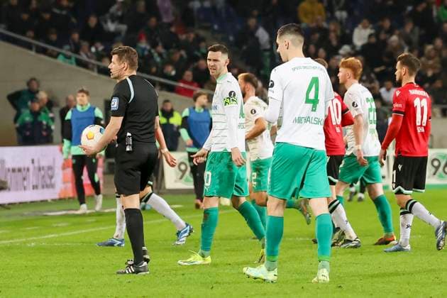Schiedsrichter Patrick Ittrich (Hamburg) geht mit beiden Mannschaften in die Kabine und unterbricht das Spiel, nachdem die Fans von Hannover 96 Tennisbälle auf den Platz geworfen haben, 2. Bundesliga, Hannover 96 vs SpVgg Greuther Fuerth, HDI-Arena, 16.02.2024, Hannover, Deutschland.