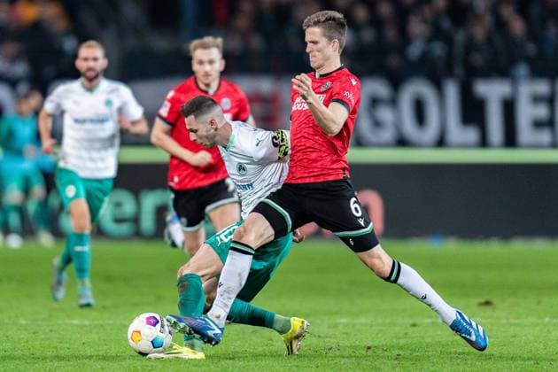 Branimir Hrgota (Greuter Fuerth, 10) Fabian Kunze (Hannover 96, 6) Hannover 96 vs. Greuther Fuerth, Fussball, 2. Bundesliga, 22. Spieltag, 16.02.2024 DFL REGULATIONS PROHIBIT ANY OUSE OF PHOTOGRAPHS AS IMAGE SEQUENCES AND OR QUASI-VIDEO Hannover 96 vs. Greuther Fuerth, Fussball, 2. Bundesliga, 22. Spieltag, 16.02.2024 Hannover