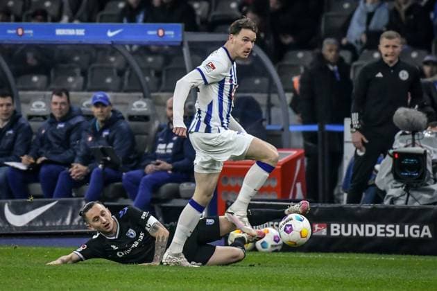 Fussball 2. Bundesliga, Hertha BSC - 1. FC Magdeburg 16.02.2024, xdanx, Fussball 2. Bundesliga, Hertha BSC - 1. FC Magdeburg, v.l. Baris Atik (1. FC Magdeburg 23),Pascal Klemens (Hertha BSC 41),Zweikampf, Duell, Kampf, tackle (DFL DFB REGULATIONS PROHIBIT ANY USE OF PHOTOGRAPHS as IMAGE SEQUENCES and or QUASI-VIDEO) Foto: Daniel Lakomski Mix1 Berlin Olympiastadion Berlin Berlin Deutschland (DE)