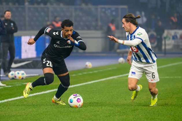 v.l. Xavier Amaechi (1.FC Magdeburg, 20), Michal Karbownik (Hertha BSC, 06), Zweikampf, Action, Kampf, Hertha BSC - 1. FC Magdeburg, 2. Bundesliga, Fussball, DFB, Spielzeit 2023 2024, 22. Spieltag, Olympia - Stadion Berlin, DFB DFL REGULATIONS PROHIBIT ANY USE OF PHOTOGRAPHS AS IMAGE SEQUENCES AND OR QUASI-VIDEO, 16.02. 2024, Foto: HMB Media Uwe Koch