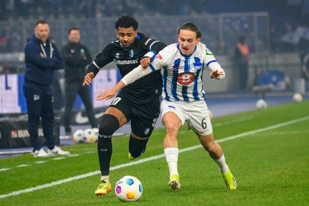 v.l. Xavier Amaechi (1.FC Magdeburg, 20), Michal Karbownik (Hertha BSC, 06), Zweikampf, Action, Kampf, Hertha BSC - 1. FC Magdeburg, 2. Bundesliga, Fussball, DFB, Spielzeit 2023 2024, 22. Spieltag, Olympia - Stadion Berlin, DFB DFL REGULATIONS PROHIBIT ANY USE OF PHOTOGRAPHS AS IMAGE SEQUENCES AND OR QUASI-VIDEO, 16.02. 2024, Foto: HMB Media Uwe Koch