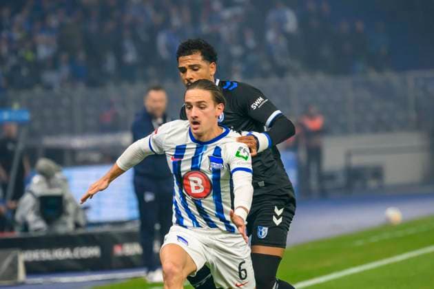 v.l. Xavier Amaechi (1.FC Magdeburg, 20), Michal Karbownik (Hertha BSC, 06), Zweikampf, Action, Kampf, Hertha BSC - 1. FC Magdeburg, 2. Bundesliga, Fussball, DFB, Spielzeit 2023 2024, 22. Spieltag, Olympia - Stadion Berlin, DFB DFL REGULATIONS PROHIBIT ANY USE OF PHOTOGRAPHS AS IMAGE SEQUENCES AND OR QUASI-VIDEO, 16.02. 2024, Foto: HMB Media Uwe Koch