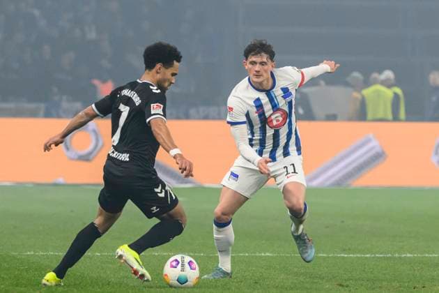 v.l. Herbert Bockhorn (1.FC Magdeburg, 07), Fabian Reese (Hertha BSC, 11), Zweikampf, Action, Kampf, Hertha BSC - 1. FC Magdeburg, 2. Bundesliga, Fussball, DFB, Spielzeit 2023 2024, 22. Spieltag, Olympia - Stadion Berlin, DFB DFL REGULATIONS PROHIBIT ANY USE OF PHOTOGRAPHS AS IMAGE SEQUENCES AND OR QUASI-VIDEO, 16.02. 2024, Foto: HMB Media Uwe Koch