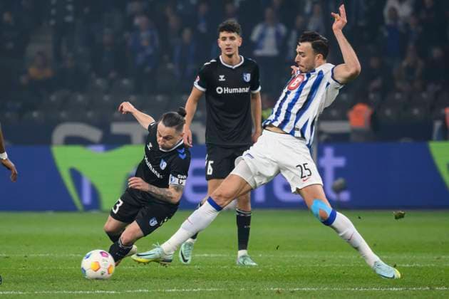 v.l. Baris Atik (1.FC Magdeburg, 23), Haris Tabakovic (Hertha BSC, 25), Zweikampf, Action, Kampf, Hertha BSC - 1. FC Magdeburg, 2. Bundesliga, Fussball, DFB, Spielzeit 2023 2024, 22. Spieltag, Olympia - Stadion Berlin, DFB DFL REGULATIONS PROHIBIT ANY USE OF PHOTOGRAPHS AS IMAGE SEQUENCES AND OR QUASI-VIDEO, 16.02. 2024, Foto: HMB Media Uwe Koch