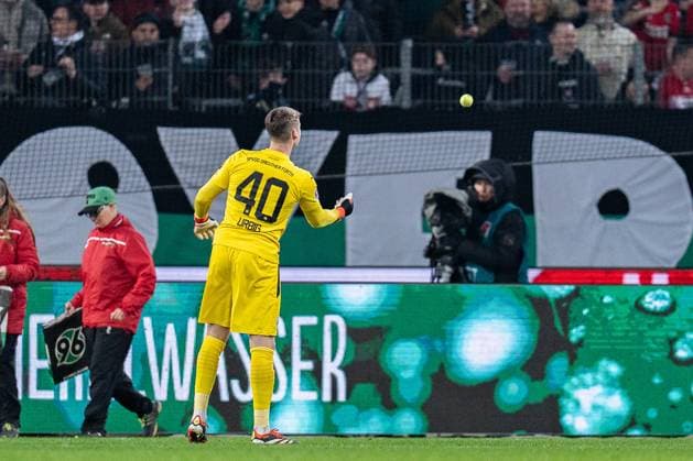 Tennisballunterbrechung Tennisbaelle auf dem Rasen als Protest gegen den DFB, Jonas Kurt Urbig (Greuter Fuerth, 40) Hannover 96 vs. Greuther Fuerth, Fussball, 2. Bundesliga, 22. Spieltag, 16.02.2024 DFL REGULATIONS PROHIBIT ANY OUSE OF PHOTOGRAPHS AS IMAGE SEQUENCES AND OR QUASI-VIDEO Hannover 96 vs. Greuther Fuerth, Fussball, 2. Bundesliga, 22. Spieltag, 16.02.2024 Hannover