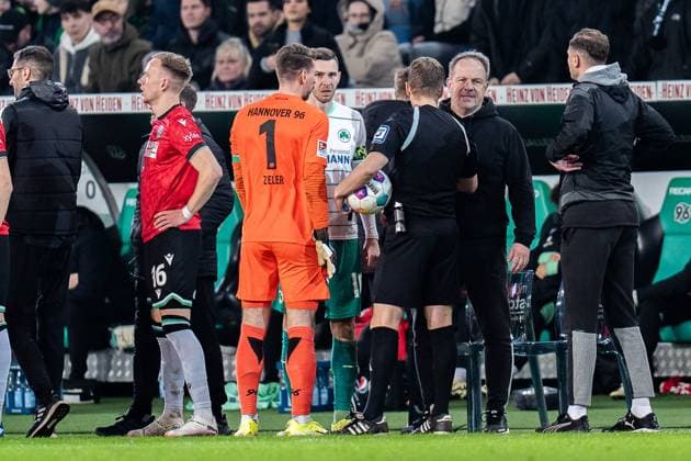 Schiedsrichter Ittrich bei der Spielunterbrechung aufgrund der Tennisball Proteste gegen den DFB mit Branimir Hrgota (Greuter Fuerth, 10) Jonas Kurt Urbig (Greuter Fuerth, 40) Ron Robert Zieler (Hannover 96, 1) Alexander Zorniger (Greuter Fuerth, Chef-Trainer) Hannover 96 vs. Greuther Fuerth, Fussball, 2. Bundesliga, 22. Spieltag, 16.02.2024 DFL REGULATIONS PROHIBIT ANY OUSE OF PHOTOGRAPHS AS IMAGE SEQUENCES AND OR QUASI-VIDEO Hannover 96 vs. Greuther Fuerth, Fussball, 2. Bundesliga, 22. Spieltag, 16.02.2024 Hannover