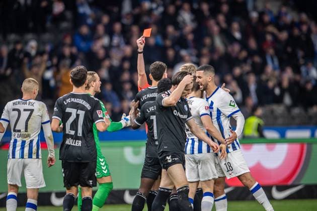 2. Fußball Bundesliga, Hertha BSC vs 1. FC Magdeburg. Berlin, 16.02.2024 Florian Exner (Schiedsrichter) zeigt Rote fuer Jean Hugonet (1. FC Magdeburg, 24) 2. Fußball Bundesliga, Hertha BSC vs 1. FC Magdeburg, Olympiastadion, Berlin, 16.02.2024 DFL REGULATIONS PROHIBIT ANY USE OF PHOTOGRAPHS AS IMAGE SEQUENCES AND OR QUASI-VIDEO.