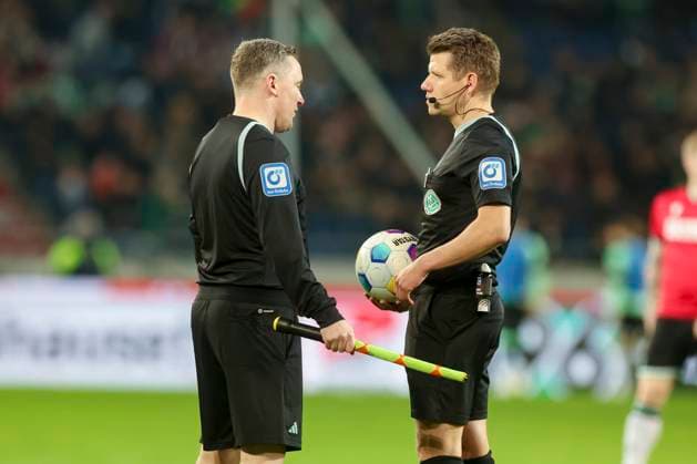 Schiedsrichter Patrick Ittrich (Hamburg) bespricht sich in der Spielunterbrechung mit seinem Assistenten Sascha Thielert, 2. Bundesliga, Hannover 96 vs SpVgg Greuther Fuerth, HDI-Arena, 16.02.2024, Hannover, Deutschland.