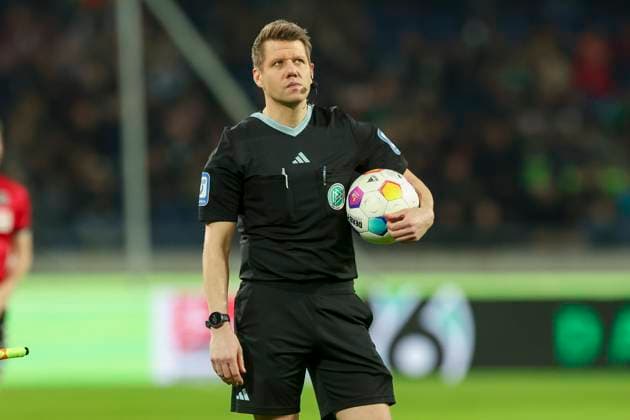 Schiedsrichter Patrick Ittrich (Hamburg) steht in der Spielunterbrechung auf dem Platz, 2. Bundesliga, Hannover 96 vs SpVgg Greuther Fuerth, HDI-Arena, 16.02.2024, Hannover, Deutschland.