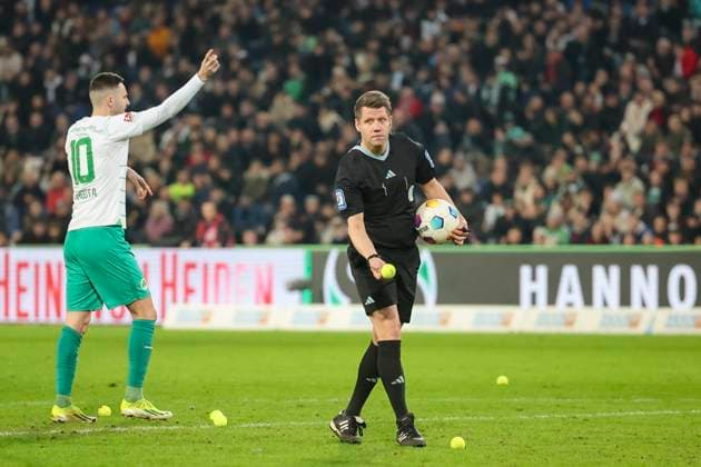 Schiedsrichter Patrick Ittrich (Hamburg) wirft einen Tennisball vom Platz, 2. Bundesliga, Hannover 96 vs SpVgg Greuther Fuerth, HDI-Arena, 16.02.2024, Hannover, Deutschland.