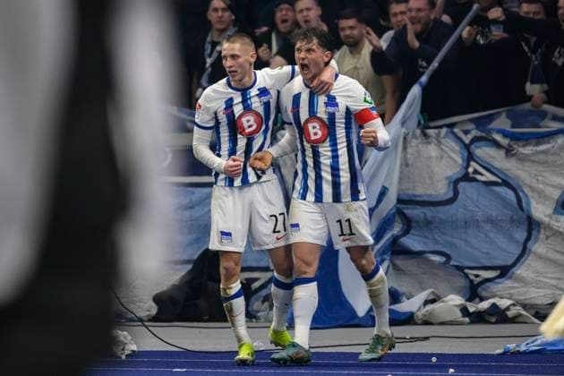v.l. Palko Dardai (Hertha BSC, 27), Fabian Reese (Hertha BSC, 11), nach 3:2 Tor durch Fabian Reese (Hertha BSC, 11), Tor, Treffer, drin, Jubel, Torjubel, Freude, Begeisterung, Fan, Hertha BSC - 1. FC Magdeburg, 2. Bundesliga, Fussball, DFB, Spielzeit 2023 2024, 22. Spieltag, Olympia - Stadion Berlin, DFB DFL REGULATIONS PROHIBIT ANY USE OF PHOTOGRAPHS AS IMAGE SEQUENCES AND OR QUASI-VIDEO, 16.02. 2024, Foto: HMB Media Uwe Koch