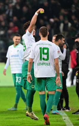 16.02.2024 - Fussball - Saison 2023 2024 - 2. Fussball - Bundesliga - 22. Spieltag: Hannover 96 H96 - SpVgg Greuther Fürth ( Kleeblatt ) - Sportfoto Zink MeZi - xmexzix - DFL regulations prohibit any use of photographs as image sequences and or quasi-video - only for editorial use - Armindo Sieb (30, SpVgg Greuther Fürth ) mit Tennisball Spielunterbrechung