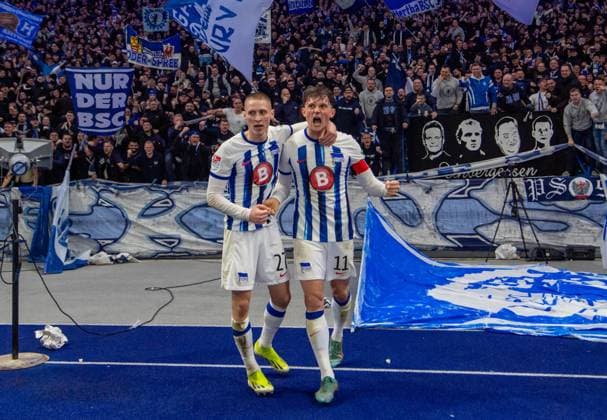 Fussball, Herren, Saison 2023 2024, 2. Bundesliga (22. Spieltag), Hertha BSC - 1. FC Magdeburg, v. l. Palko Dardai (Hertha BSC), Fabian Reese (Hertha BSC), Jubel nach Tor zum 3:2, 16.02. 2024,