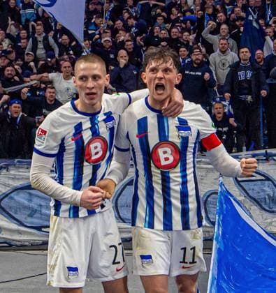 Fussball, Herren, Saison 2023 2024, 2. Bundesliga (22. Spieltag), Hertha BSC - 1. FC Magdeburg, v. l. Palko Dardai (Hertha BSC), Fabian Reese (Hertha BSC), Jubel nach Tor zum 3:2, 16.02. 2024,