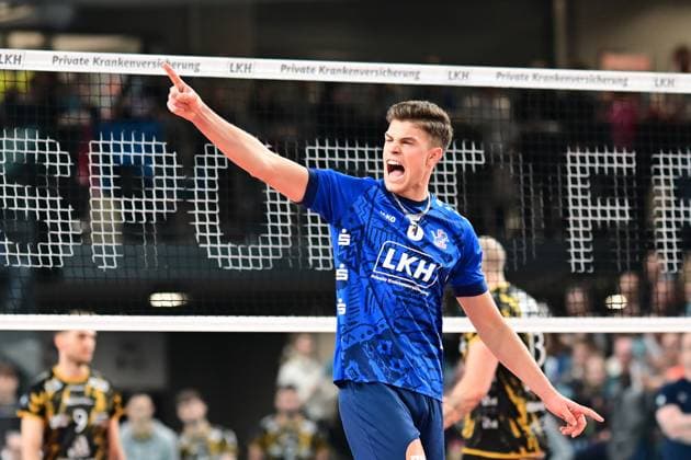 Volleyball I Herren I Saison 2023-2024 I Bundesliga I 20. Spieltag I SVG Lüneburg - SWD powervolleys Düren I 16.2.2024 Erik Johannes Röhrs (5, SVG Lüneburg) zeigt, wo es lang geht, Jubelt, Freude, Schrei Lüneburg LKH Arena Niedersachsen Deutschland Copyright: xLobeca AndreasxHannigx