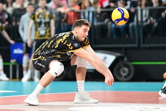 Volleyball I Herren I Saison 2023-2024 I Bundesliga I 20. Spieltag I SVG Lüneburg - SWD powervolleys Düren I 16.2.2024 Marcin Ernastowicz (9, SWD powervolleys Düren) mit der perfekten Ballannahm Lüneburg LKH Arena Niedersachsen Deutschland Copyright: xLobeca AndreasxHannigx