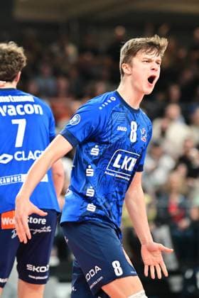 Volleyball I Herren I Saison 2023-2024 I Bundesliga I 20. Spieltag I SVG Lüneburg - SWD powervolleys Düren I 16.2.2024 Theo Mohwinkel (8, SVG Lüneburg) jubelt, Freude, Schrei= Lüneburg LKH Arena Niedersachsen Deutschland Copyright: xLobeca AndreasxHannigx