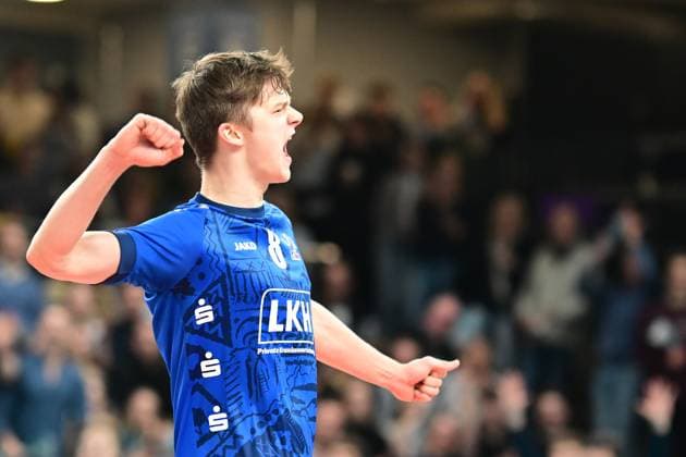 Volleyball I Herren I Saison 2023-2024 I Bundesliga I 20. Spieltag I SVG Lüneburg - SWD powervolleys Düren I 16.2.2024 Theo Mohwinkel (8, SVG Lüneburg) jubelt, Freude, Schrei Lüneburg LKH Arena Niedersachsen Deutschland Copyright: xLobeca AndreasxHannigx