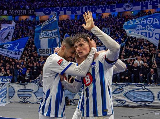 Sport Bilder des Tages Fussball, Herren, Saison 2023 2024, 2. Bundesliga (22. Spieltag), Hertha BSC - 1. FC Magdeburg, v. l. Aymen Barkok (Hertha BSC), Palko Dardai (Hertha BSC), Fabian Reese (Hertha BSC), Jubel nach Tor zum 3:2, 16.02. 2024,