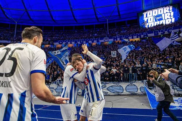 Fussball, Herren, Saison 2023 2024, 2. Bundesliga (22. Spieltag), Hertha BSC - 1. FC Magdeburg, v. l. Haris Tabakovic (Hertha BSC), Aymen Barkok (Hertha BSC), Fabian Reese (Hertha BSC), Jubel nach Tor zum 3:2, 16.02. 2024, *** Soccer, Men, Season 2023 2024, 2 Bundesliga 22 Matchday , Hertha BSC 1 FC Magdeburg, f l Haris Tabakovic Hertha BSC , Aymen Barkok Hertha BSC , Fabian Reese Hertha BSC , Cheering after goal to 3 2, 16 02 2024, Copyright: xSebastianxRäppold MatthiasxKochx