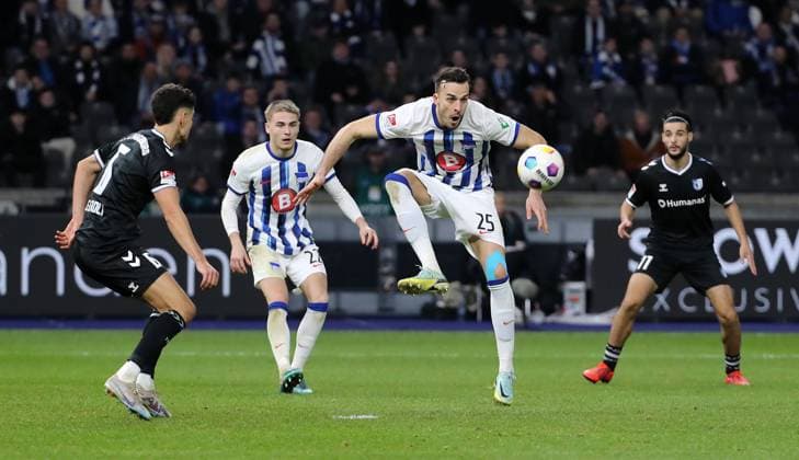 Daniel Elfadli, Marten Winkler, Haris Tabakovic, Mohammed El Hankouri Zweikampf Spielszene Aktion Fußball Fussball DFL 2.Bundesliga Herren 22.Spieltag Saison 2023 2024 16.02.2024 Hertha BSC Berlin vs. 1.FC Magdeburg FCM DFL regulations prohibit any use of photographs as image sequences and or quasi-video