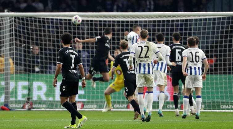Tobias Müller erzielt das Tor zum 2:2 per Kopfball Fußball Fussball DFL 2.Bundesliga Herren 22.Spieltag Saison 2023 2024 16.02.2024 Hertha BSC Berlin vs. 1.FC Magdeburg FCM DFL regulations prohibit any use of photographs as image sequences and or quasi-video