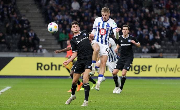 Daniel Elfadli, Marton Dardai Zweikampf Spielszene Aktion Fußball Fussball DFL 2.Bundesliga Herren 22.Spieltag Saison 2023 2024 16.02.2024 Hertha BSC Berlin vs. 1.FC Magdeburg FCM DFL regulations prohibit any use of photographs as image sequences and or quasi-video