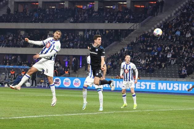 DEU, DFL, 2. FBL, Hertha BSC vs. 1.FC Magdeburg, 16.02.2024, Berliner Olympiastadion, Berlin, DEU, DFL, 2. FBL, Hertha BSC vs. 1.FC Magdeburg, im Bild 2:2 durch Tobias Mueller (1.FC Magdeburg 21), Aymen Barkok (Hertha BSC Berlin 18) Palko Dardai (Hertha BSC Berlin 27) DFL - regulations prohibit any use of Photographs as image sequences and or quasi-video Foto: Juergen Engler nordphoto GmbH