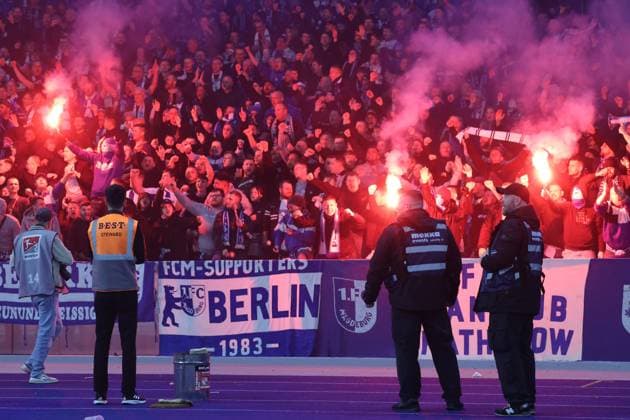 Sport Bilder des Tages DEU, DFL, 2. FBL, Hertha BSC vs. 1.FC Magdeburg, 16.02.2024, Berliner Olympiastadion, Berlin, DEU, DFL, 2. FBL, Hertha BSC vs. 1.FC Magdeburg, im Bild Magdeburger-Fanblock, Pyro DFL - regulations prohibit any use of Photographs as image sequences and or quasi-video Foto: Juergen Engler nordphoto GmbH