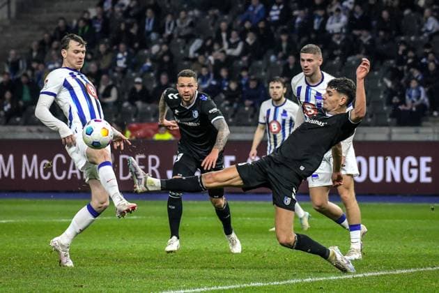 Fussball 2. Bundesliga, Hertha BSC - 1. FC Magdeburg 16.02.2024, xdanx, Fussball 2. Bundesliga, Hertha BSC - 1. FC Magdeburg, v.l. Pascal Klemens (Hertha BSC 41),Daniel Elfadli (1. FC Magdeburg 6),Zweikampf, Duell, Kampf, tackle (DFL DFB REGULATIONS PROHIBIT ANY USE OF PHOTOGRAPHS as IMAGE SEQUENCES and or QUASI-VIDEO) Foto: Daniel Lakomski Mix1 Berlin Olympiastadion Berlin Berlin Deutschland (DE)
