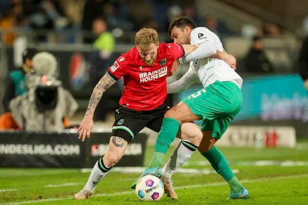 Andreas Voglsammer (Hannover 96) und Oussama Haddadi (SpVgg Greuther Fuerth) kaempfen um den Ball, 2. Bundesliga, Hannover 96 vs SpVgg Greuther Fuerth, HDI-Arena, 16.02.2024, Hannover, Deutschland.