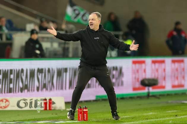 Trainer Alexander Zorniger (SpVgg Greuther Fuerth) gestikuliert, 2. Bundesliga, Hannover 96 vs SpVgg Greuther Fuerth, HDI-Arena, 16.02.2024, Hannover, Deutschland.