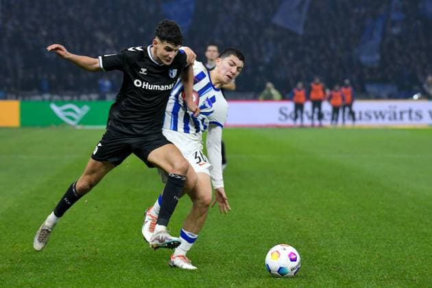 Fussball 2. Bundesliga, Hertha BSC - 1. FC Magdeburg 16.02.2024, xdanx, Fussball 2. Bundesliga, Hertha BSC - 1. FC Magdeburg, v.l. Daniel Elfadli (1. FC Magdeburg 6),Ibrahim Maza (Hertha BSC 30),Zweikampf, Duell, Kampf, tackle (DFL DFB REGULATIONS PROHIBIT ANY USE OF PHOTOGRAPHS as IMAGE SEQUENCES and or QUASI-VIDEO) Foto: Daniel Lakomski Mix1 Berlin Olympiastadion Berlin Berlin Deutschland (DE)