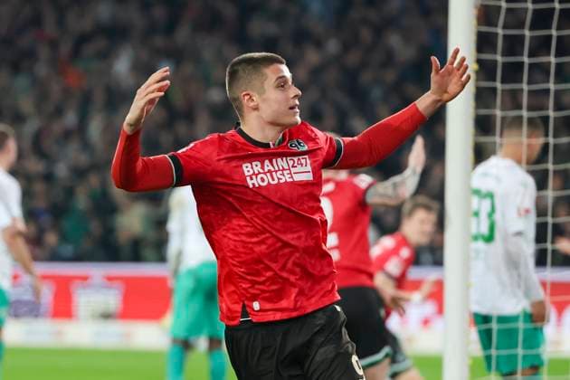 Nicolo Tresoldi (Hannover 96) bejubelt seinen Treffer zum 2:1, 2. Bundesliga, Hannover 96 vs SpVgg Greuther Fuerth, HDI-Arena, 16.02.2024, Hannover, Deutschland.