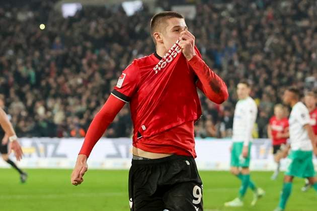 Nicolo Tresoldi (Hannover 96) bejubelt seinen Treffer zum 2:1, 2. Bundesliga, Hannover 96 vs SpVgg Greuther Fuerth, HDI-Arena, 16.02.2024, Hannover, Deutschland.