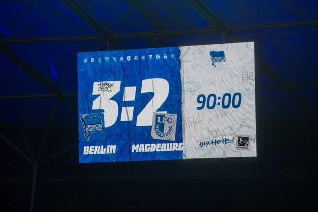 Fussball, Herren, Saison 2023 2024, 2. Bundesliga (22. Spieltag), Hertha BSC - 1. FC Magdeburg, Anzeigetafel mit 3:2-Endstand, 16.02. 2024,