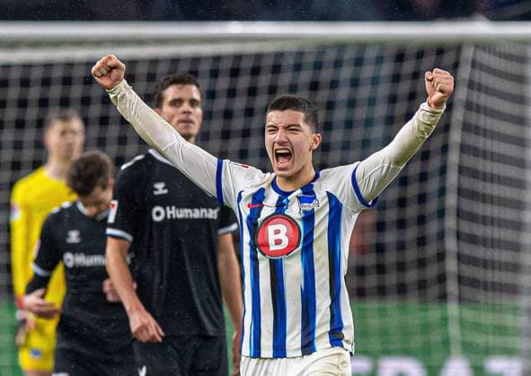 Fussball, Herren, Saison 2023 2024, 2. Bundesliga (22. Spieltag), Hertha BSC - 1. FC Magdeburg, Ibrahim Maza (Hertha BSC), Jubel nach Abpfiff, 16.02. 2024,