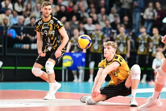 Volleyball I Herren I Saison 2023-2024 I Bundesliga I 20. Spieltag I SVG Lüneburg - SWD powervolleys Düren I 16.2.2024 Leo Bernsmann (16, SWD powervolleys Düren) nimmt den Ball an - Marcin Ernastowicz (9, SWD powervolleys Düren) sichert ab Lüneburg LKH Arena Niedersachsen Deutschland Copyright: xLobeca AndreasxHannigx