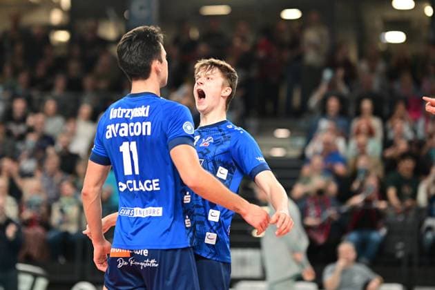 Volleyball I Herren I Saison 2023-2024 I Bundesliga I 20. Spieltag I SVG Lüneburg - SWD powervolleys Düren I 16.2.2024 Ein As nach dem anderen von Xander Wolf Wassenaar Ketrzynski (11, SVG Lüneburg) - Theo Mohwinkel (8, SVG Lüneburg) jubelt mit ihm Lüneburg LKH Arena Niedersachsen Deutschland Copyright: xLobeca AndreasxHannigx