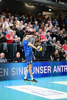 Volleyball I Herren I Saison 2023-2024 I Bundesliga I 20. Spieltag I SVG Lüneburg - SWD powervolleys Düren I 16.2.2024 Xander Wolf Wassenaar Ketrzynski (11, SVG Lüneburg) konzentriert such vor dem Aufschlag - ein As nach dem anderen folgt Lüneburg LKH Arena Niedersachsen Deutschland Copyright: xLobeca AndreasxHannigx
