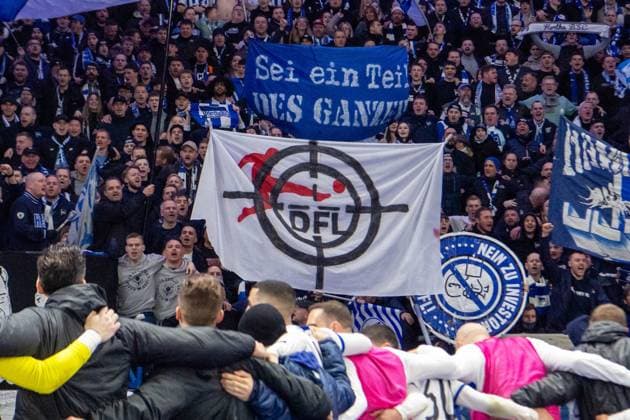 Fussball, Herren, Saison 2023 2024, 2. Bundesliga (22. Spieltag), Hertha BSC - 1. FC Magdeburg, Fans von Hertha mit Fahne, DFL-Logo im Fadenkreuz, 16.02. 2024,
