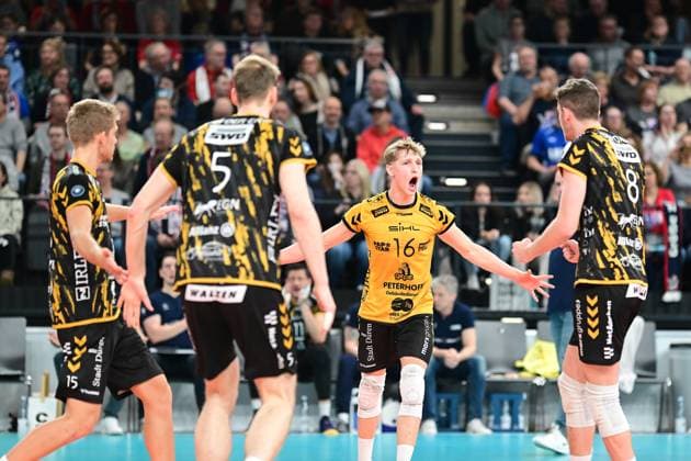 Volleyball I Herren I Saison 2023-2024 I Bundesliga I 20. Spieltag I SVG Lüneburg - SWD powervolleys Düren I 16.2.2024 Leo Bernsmann (16, SWD powervolleys Düren) feuert sein Team an - von links: Leo Meyer (15, SWD powervolleys Düren), Luuc van der Ent (5, SWD powervolleys Düren) und Robin Baghdady (8, SWD powervolleys Düren) Lüneburg LKH Arena Niedersachsen Deutschland Copyright: xLobeca AndreasxHannigx