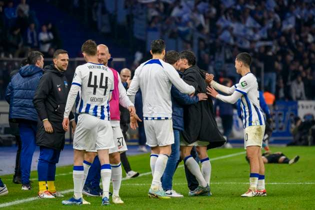 Abpfiff und Sieg fuer Hertha, Endstand 3:2, Freude, Jubel, Hertha BSC - 1. FC Magdeburg, 2. Bundesliga, Fussball, DFB, Spielzeit 2023 2024, 22. Spieltag, Olympia - Stadion Berlin, DFB DFL REGULATIONS PROHIBIT ANY USE OF PHOTOGRAPHS AS IMAGE SEQUENCES AND OR QUASI-VIDEO, 16.02. 2024, Foto: HMB Media Uwe Koch